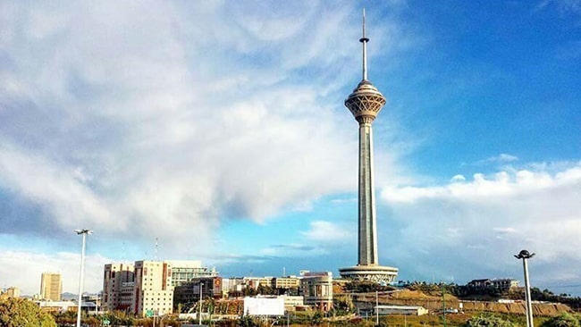 سرمایه‌گذاری در شهرهای اطراف تهران یا پایتخت؟ تحلیل فرصت‌ها و ریسک‌ها در ۱۴۰۴