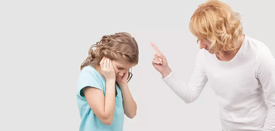 چگونه بدون تنبیه، کودک خود را تربیت کنیم؟ روش‌های موثر و علمی