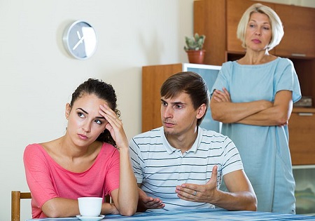 دخالت خانواده همسر در زندگی ما؛ راه‌های مؤثر مقابله با آن