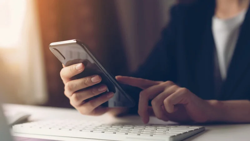 چک کردن گوشی همسر؛ جرم است یا حق؟