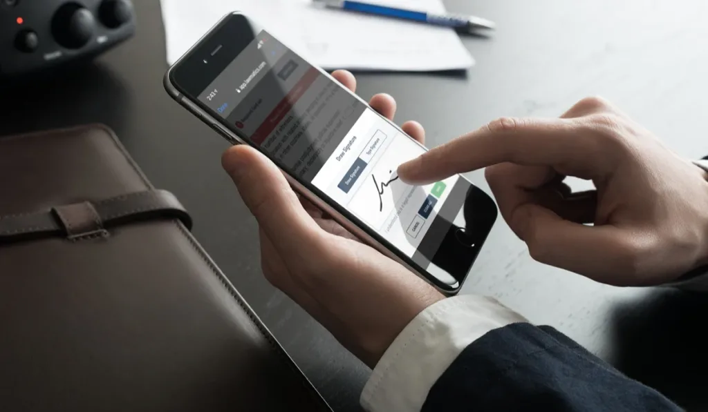 قراردادهای آنلاین بدون امضا؛ آیا توافق‌های دیجیتال واقعاً الزام‌آورند؟